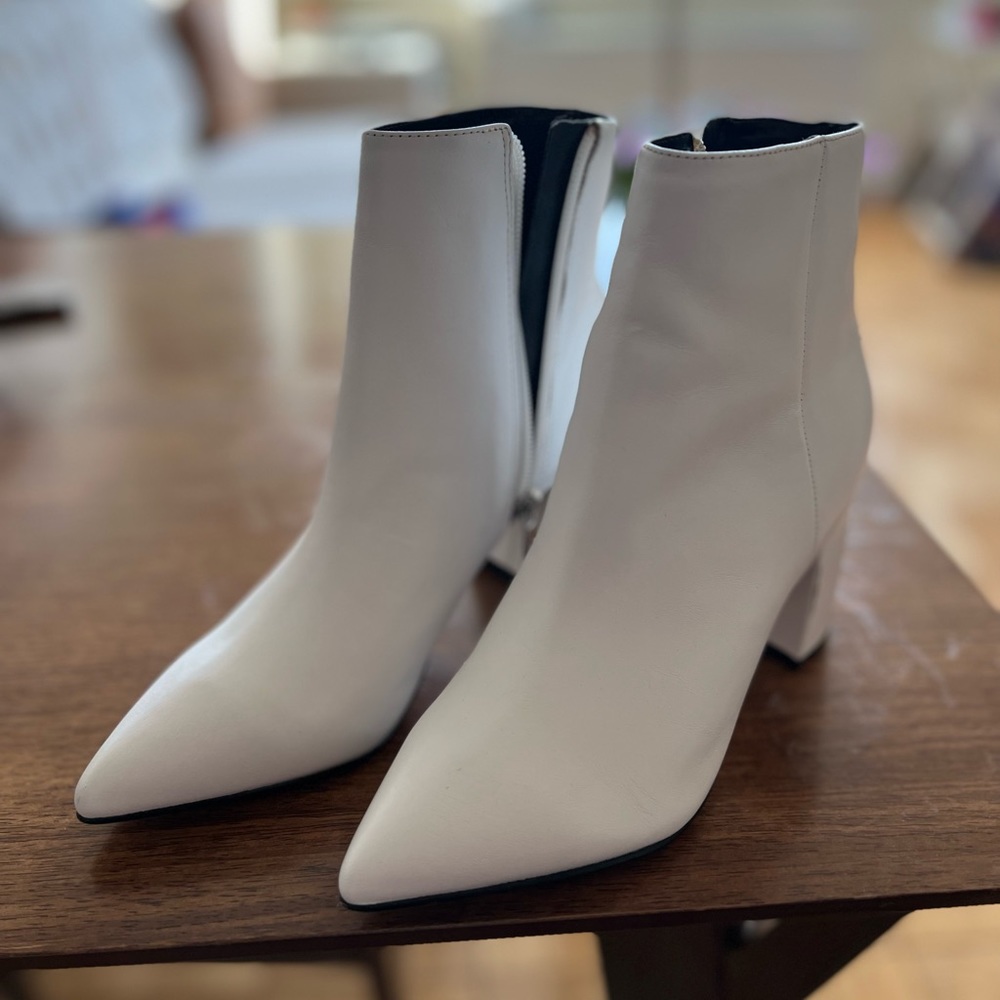 Marc Fisher 🤍 Retire Booties, size 5, white